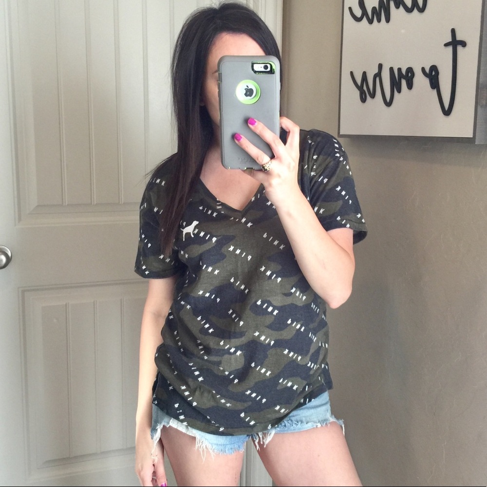 Victoria’s Secret Pink camo graphic v-neck top XS